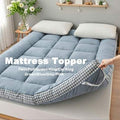 [1pcs 900gsm King Mattress Topper] Thin Mattress Pad With Checkered Print On The Side, Featuring Straps At The Corners Fit Over The Mattress, Foldable, Soft & Warm Mattress Protector | Low Allergenic & Breathable | Bedroom, Dormitory & Tatami